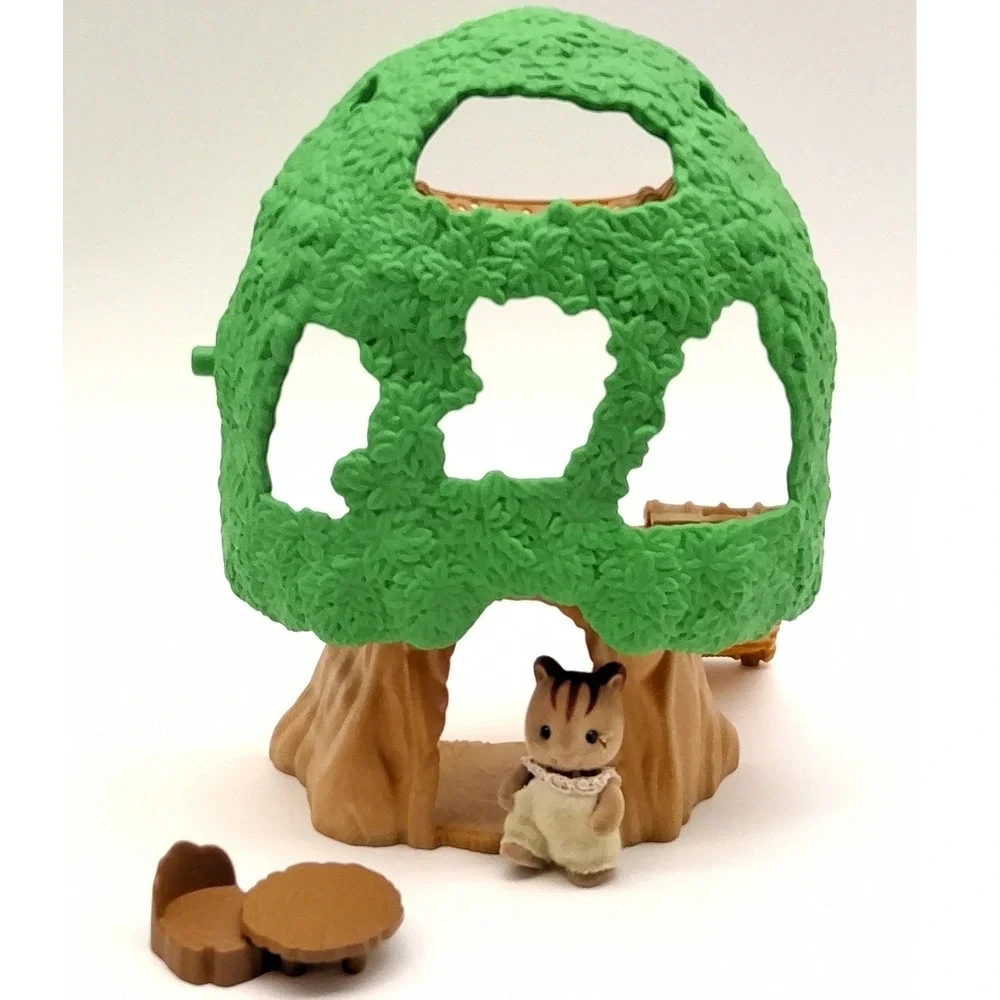 Calico Critters Families Baby Tree House Playset Walnut Squirrel Baby Shows Wear